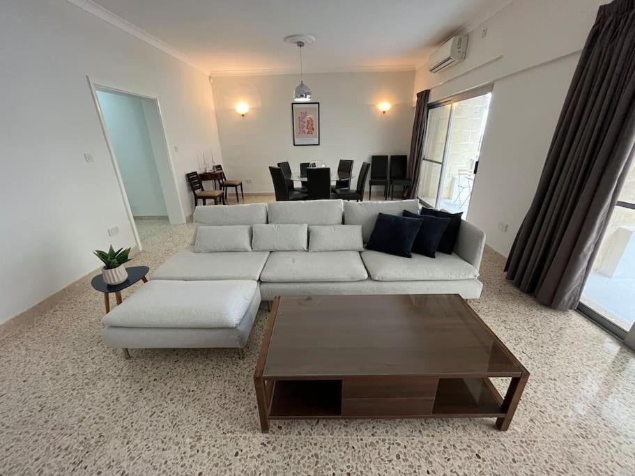 Seaview 3 Bedroom Apartment In สลีมา ภายนอก รูปภาพ