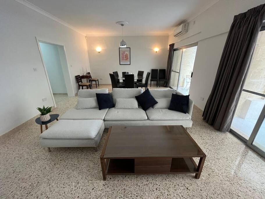 Seaview 3 Bedroom Apartment In สลีมา ภายนอก รูปภาพ